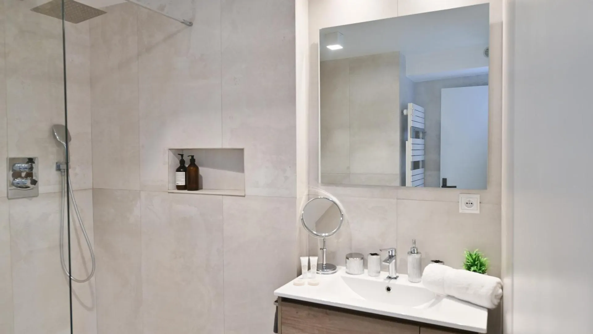 Stunning One-bedroom, Marais - Place Des Vosges Apartment *